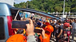 Prajurit Lanal Balikpapan Membantu Evakuasi  Penumpang KMP Dharma Kartika IX