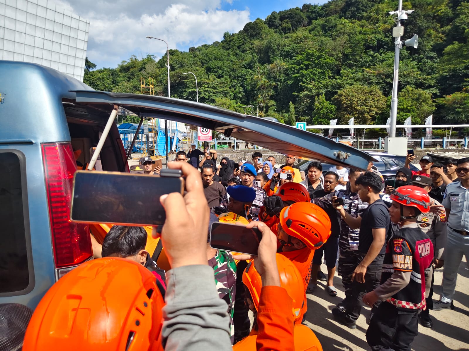 Prajurit Lanal Balikpapan Membantu Evakuasi Penumpang KMP Dharma Kartika IX