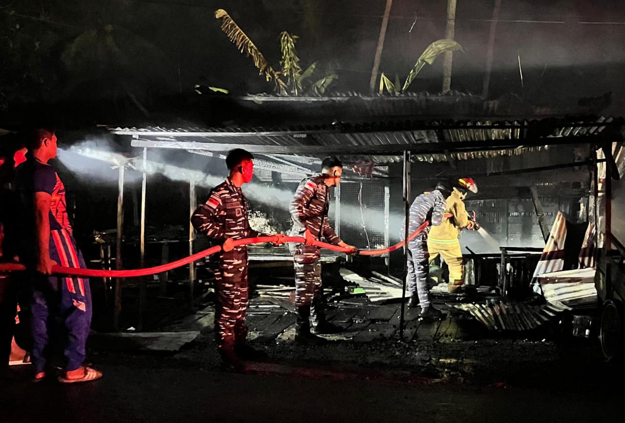 Aksi Cepat, Tanggap dan Sigap Prajurit Lanal Nunukan Laksanakan Pemadaman Kebakaran