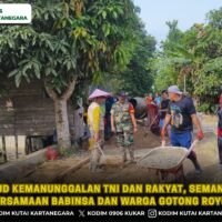 Wujud Kemanunggalan TNI dan Rakyat, Semangat Kebersamaan Babinsa dan Warga Gotong Royong Cor Jalan Tempat Ibadah