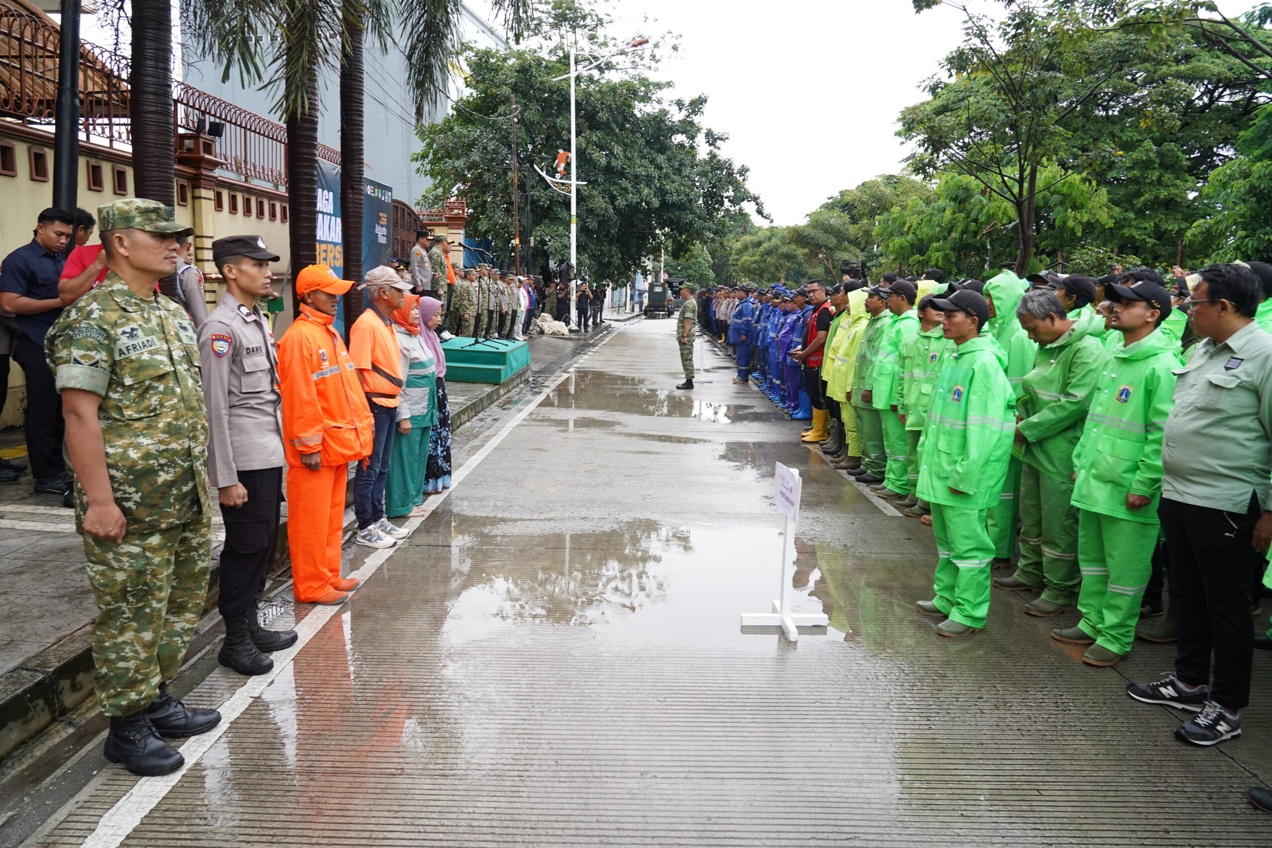 Jaga Jakarta Bersih, Pangdam Jaya Bersama Forkopimda Pimpin Kerja Bakti Serentak di Seluruh Wilayah Kodam Jaya