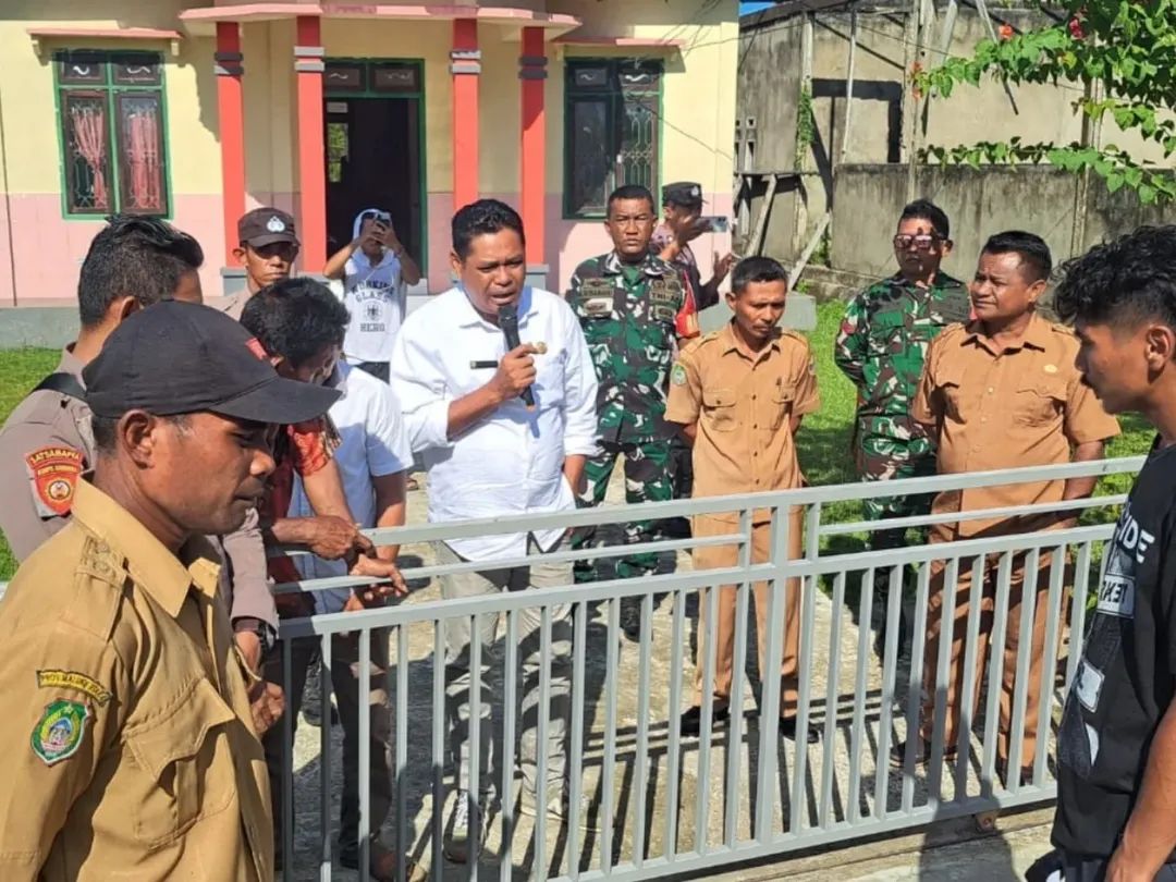 Anggota Babinsa Koramil 1505-04/Oba Amankan Aksi Unjuk Rasa Warga Desa