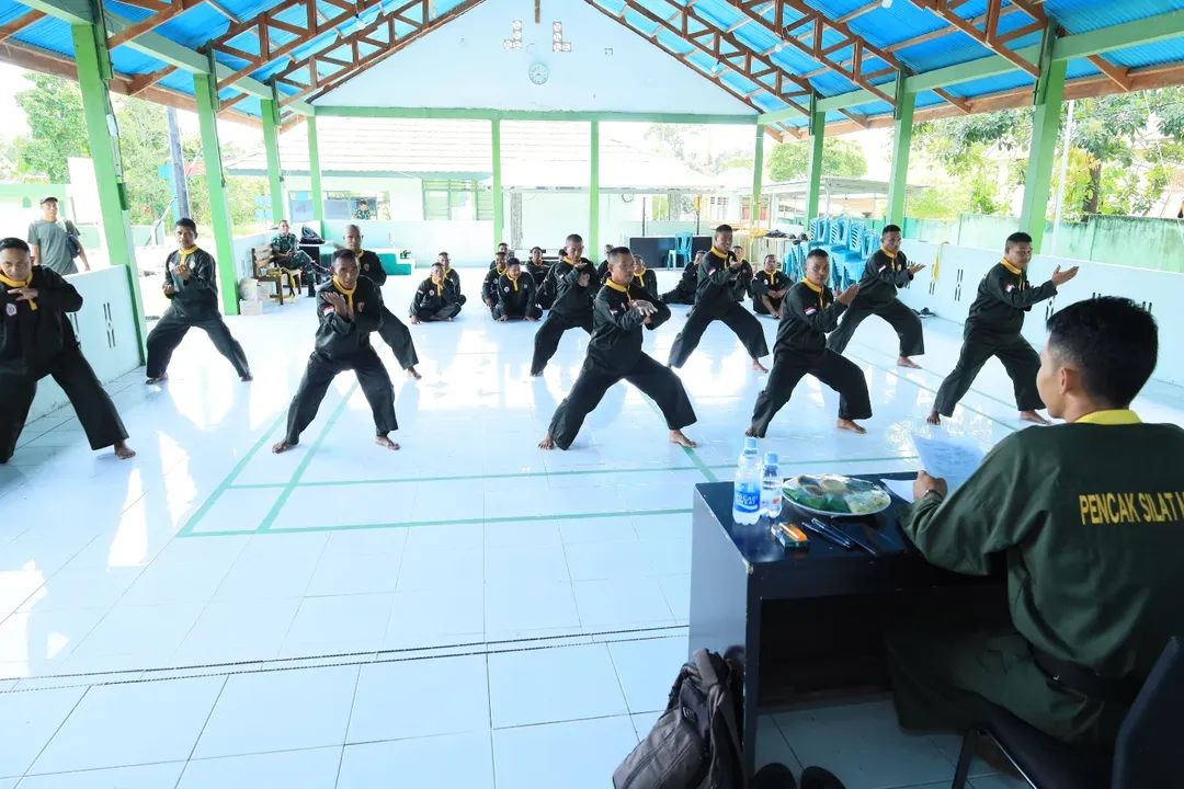 Prajurit Kodim 1505/Tidore Ikuti Uji Kenaikan Tingkat Pencak Silat Militer Sabuk Putih Ke Sabuk Kuning