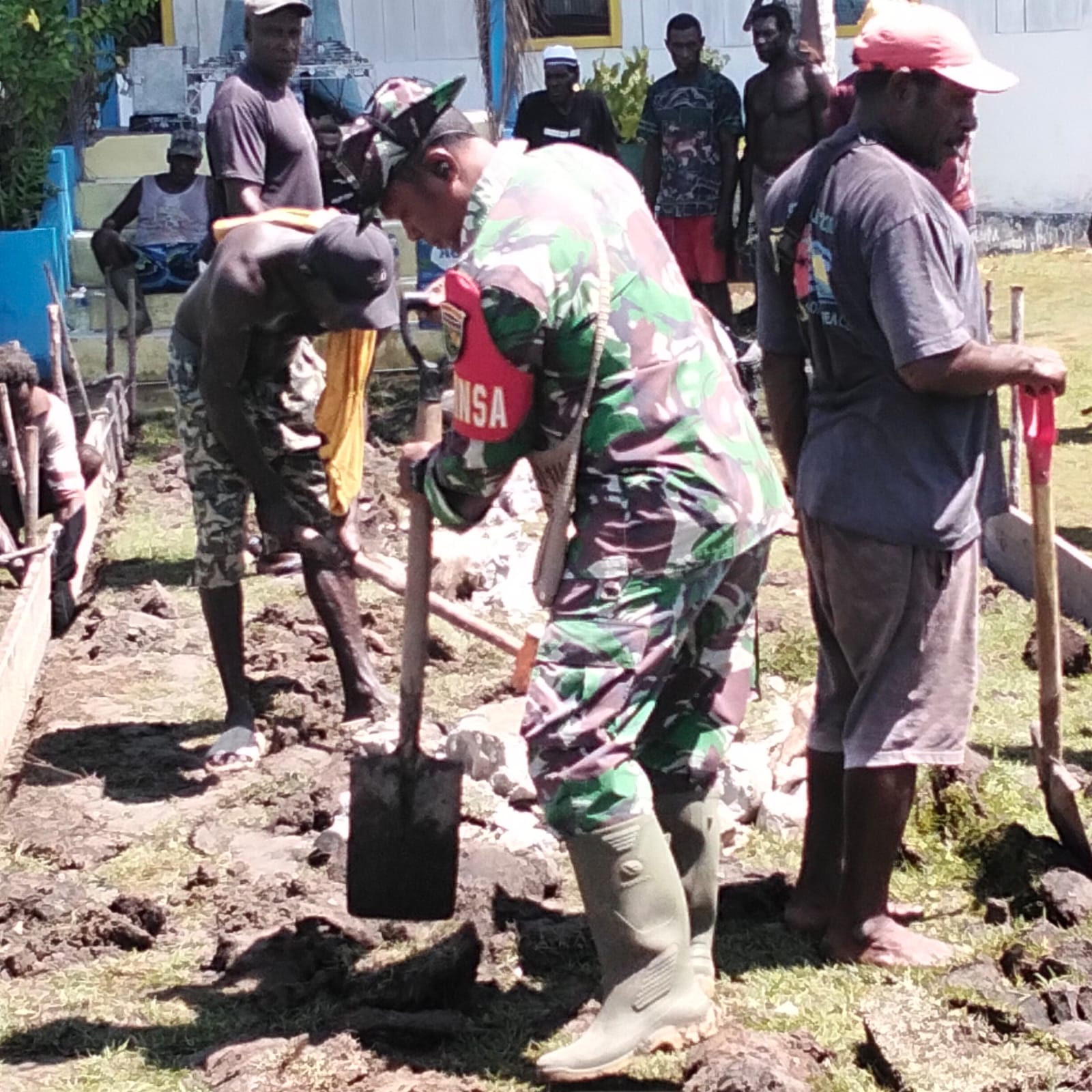 Perkokoh Kemanunggalan, Babinsa Koramil Kokonao Bersama Warga Binaan Gotong Royong Cor Jalan Gereja Perkokoh Kemanunggalan, Babinsa Koramil Kokonao Bersama Warga Binaan Gotong Royong Cor Jalan Gereja
