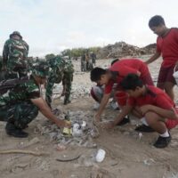 Nyatakan Perang Terhadap Sampah, TNI Bergerak Serentak Bersihkan Lingkungan
