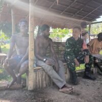 Babinsa Koramil 1710-07/Mapurujaya Laksanakan Komsos dengan Warga