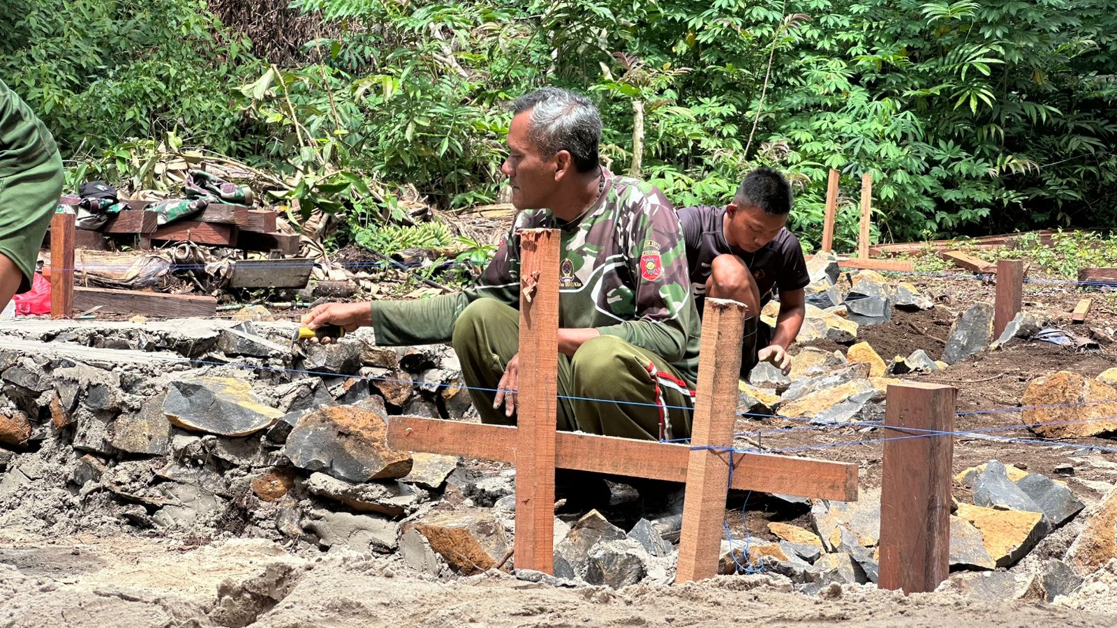 Tahap Awal Pembangunan RTLH, Satgas TMMD Wiltas Ke-127 Mulai Pembuatan Pondasi