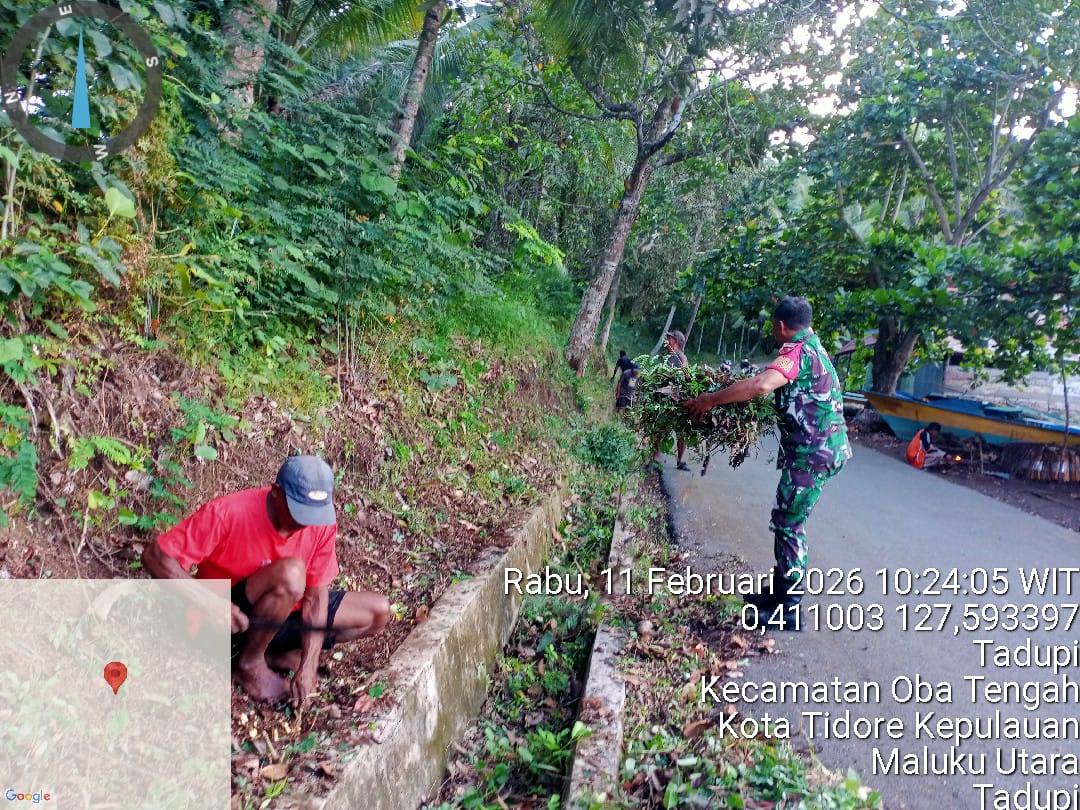 Babinsa Koramil 1505-05/Sofifi Bersama Warga Kerja Bakti Bersihkan Akses Jalan