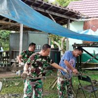 Satgas TMMD Wiltas Ke-127 Kodim 0912/Kbr Rakit Kerangka Besi untuk Perkuat Semenisasi Jalan