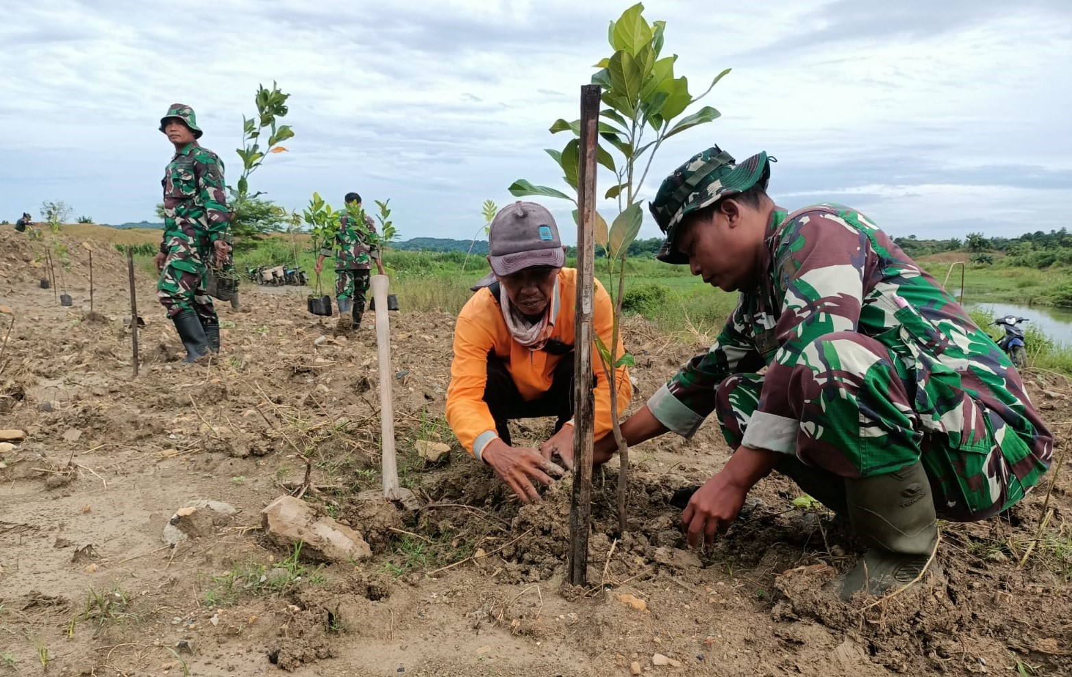 Mitigasi Bencana, Tiga Pilar di Kedungsumber Temayang Bojonegoro Tanam Ratusan Pohon Produktif