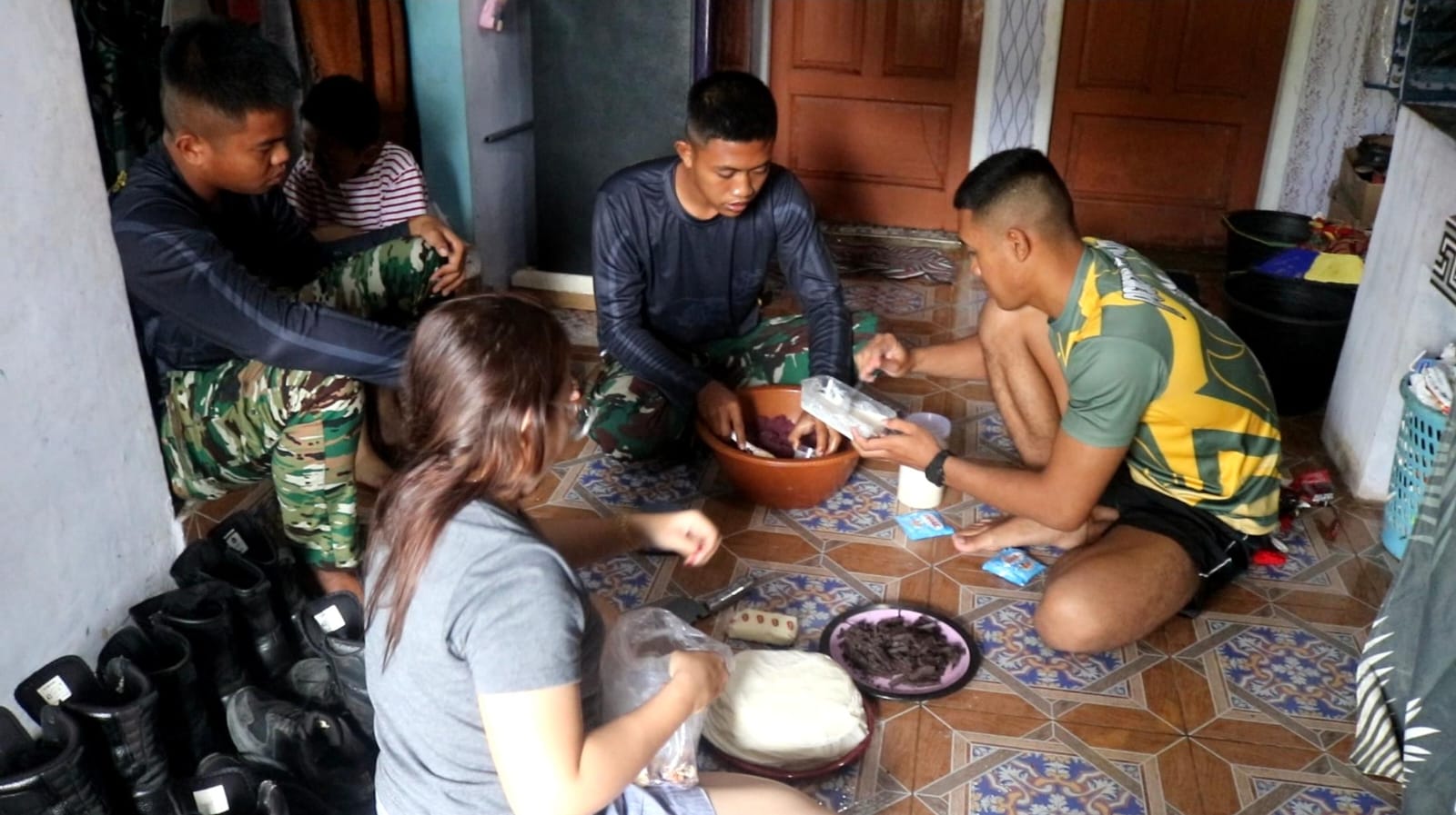 Di Balik Tugas TMMD, Ada Momen Kebersamaan Anggota Satgas dan Ibu Asuh di Dapur Sederhana