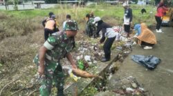 Dukung Gerakan Indonesia Asri, Babinsa Kodim Bojonegoro dan Masyarakat Karya Bakti Serentak Membersihkan Lingkungan