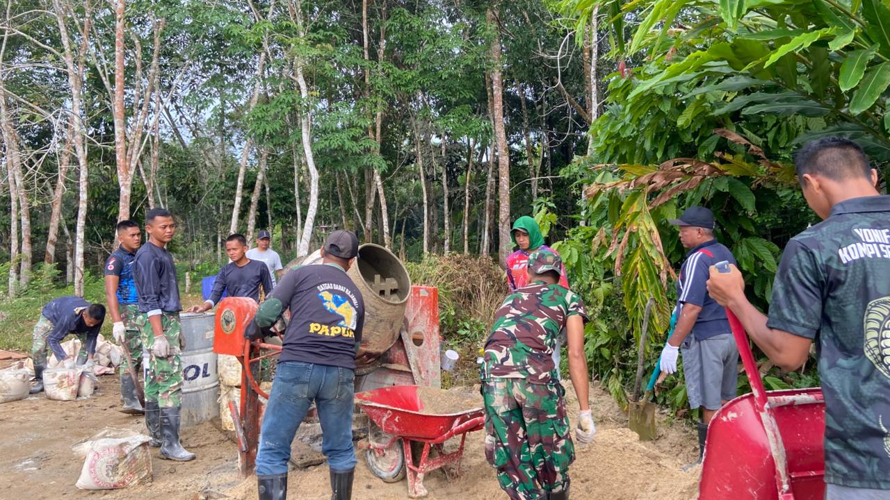 Hari Ke-5, Satgas TMMD Ke-127 dan Warga Terus Kebut Pengecoran Jalan di Linggang Amer