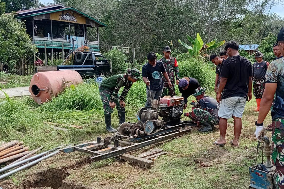 Dan SSK TMMD Wiltas Ke-127 Pimpin Tahap Pengeboran Sumur Bor Bersama Warga di Kampung Tering Lama