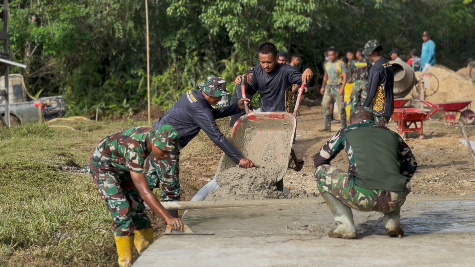 Dan SSK Kapten Inf Firdaus Turun Langsung Bantu Semenisasi Jalan di Kampung Linggang Amer Dan SSK Kapten Inf Firdaus Turun Langsung Bantu Semenisasi Jalan di Kampung Linggang Amer