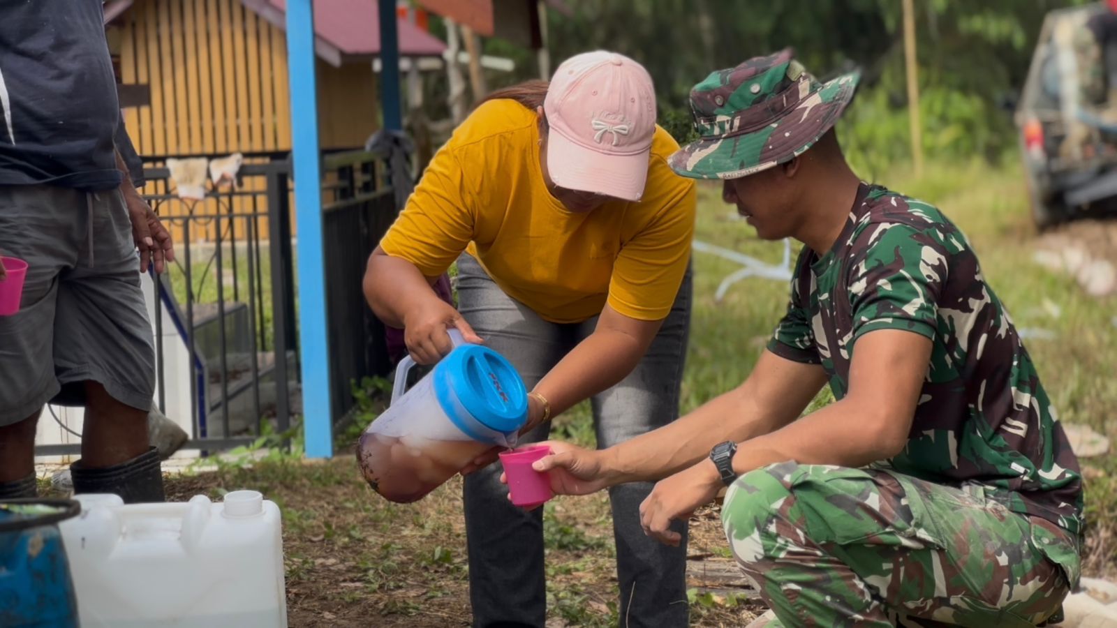 Seteguk Air, Sejuta Makna: Kedekatan Warga dan TNI di Lokasi TMMD Seteguk Air, Sejuta Makna: Kedekatan Warga dan TNI di Lokasi TMMD