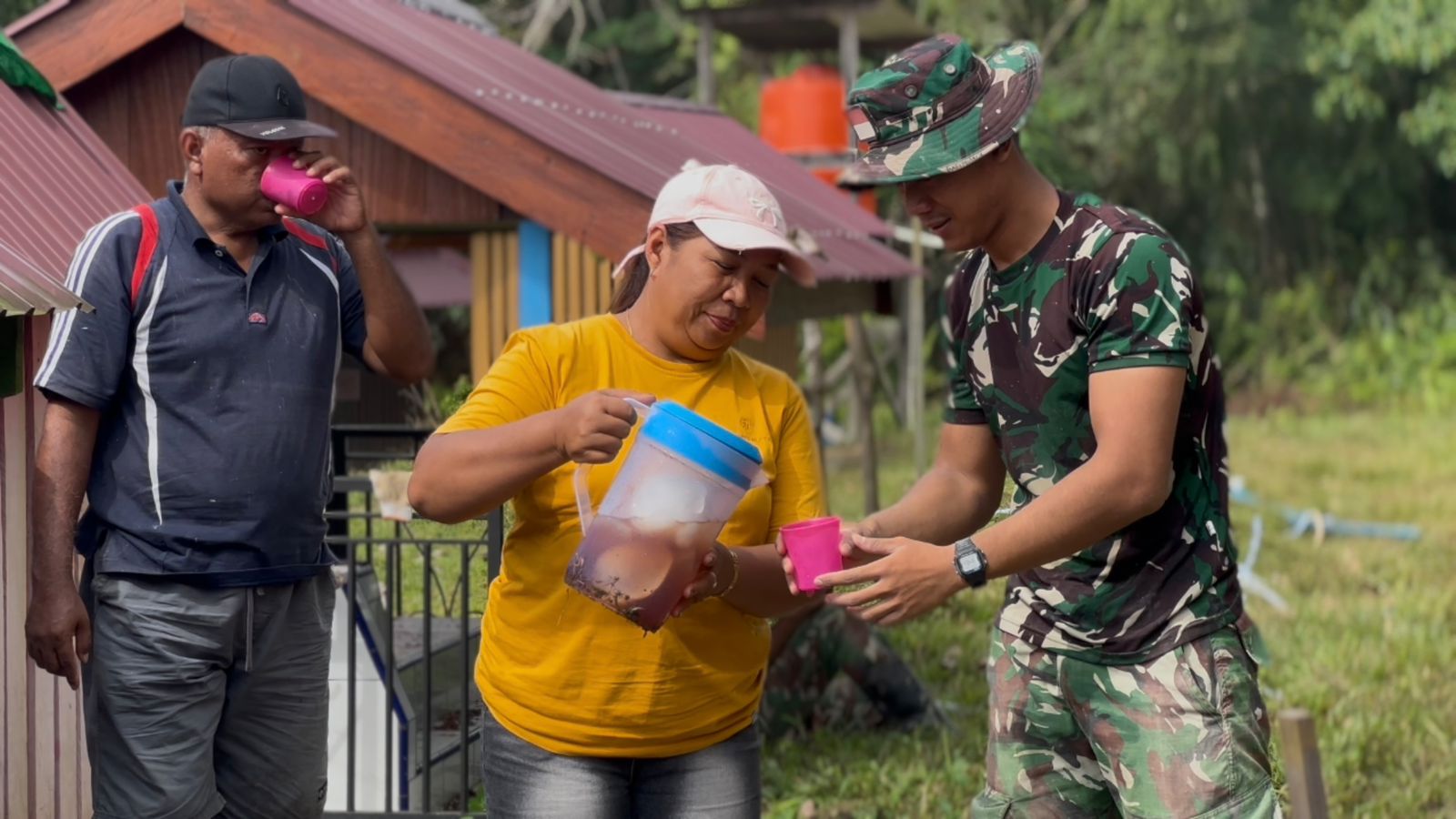 Seteguk Air, Sejuta Makna: Kedekatan Warga dan TNI di Lokasi TMMD Seteguk Air, Sejuta Makna: Kedekatan Warga dan TNI di Lokasi TMMD