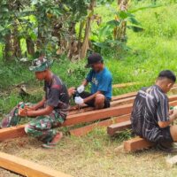 Langkah Awal Pembangunan MCK, Satgas TMMD Ke-127 Mulai Siapkan Rangka Kayu
