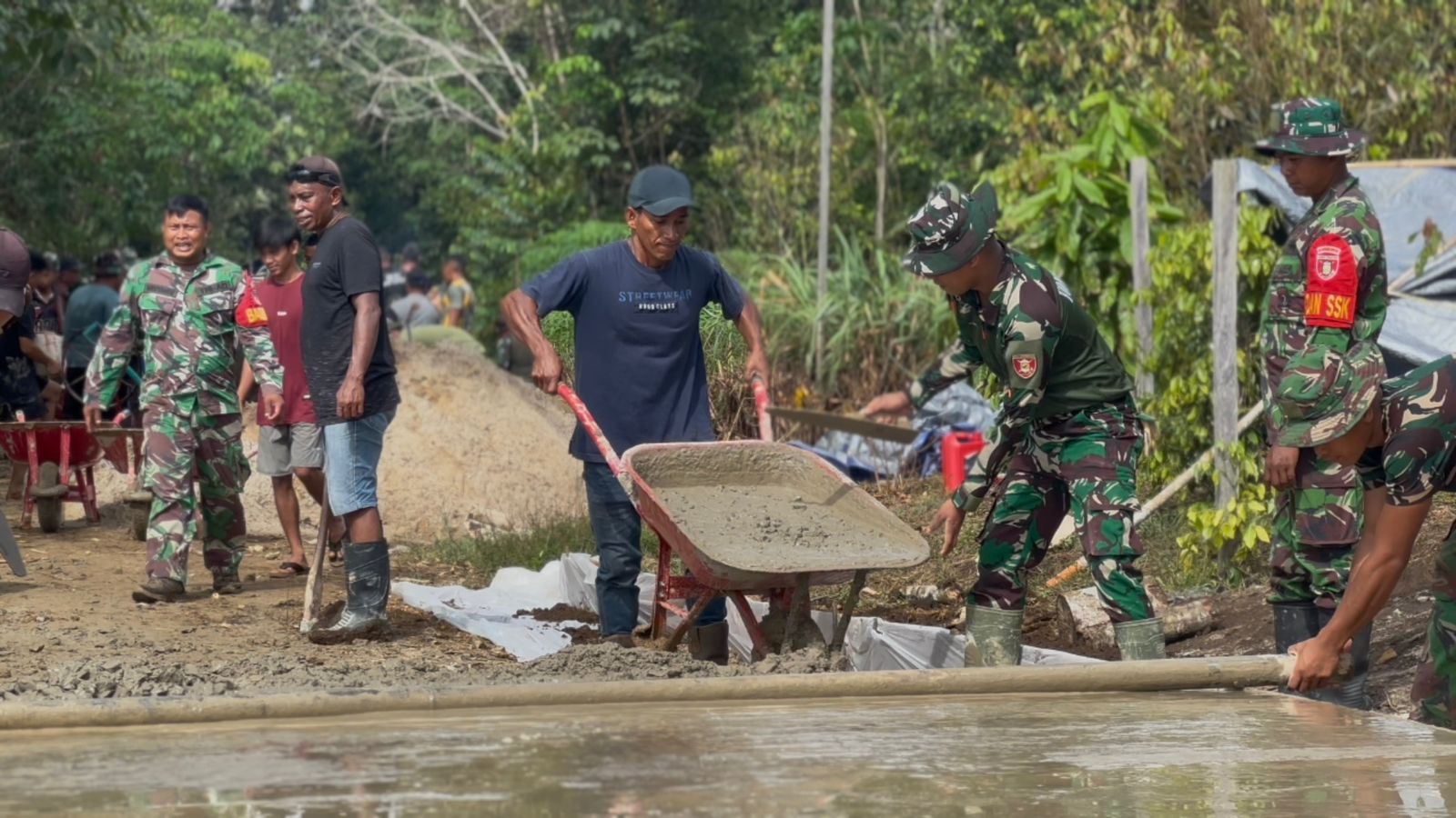 TNI dan Rakyat Menyatu, Jalan Linggang Amer Dibangun dengan Semangat Gotong Royong TNI dan Rakyat Menyatu, Jalan Linggang Amer Dibangun dengan Semangat Gotong Royong