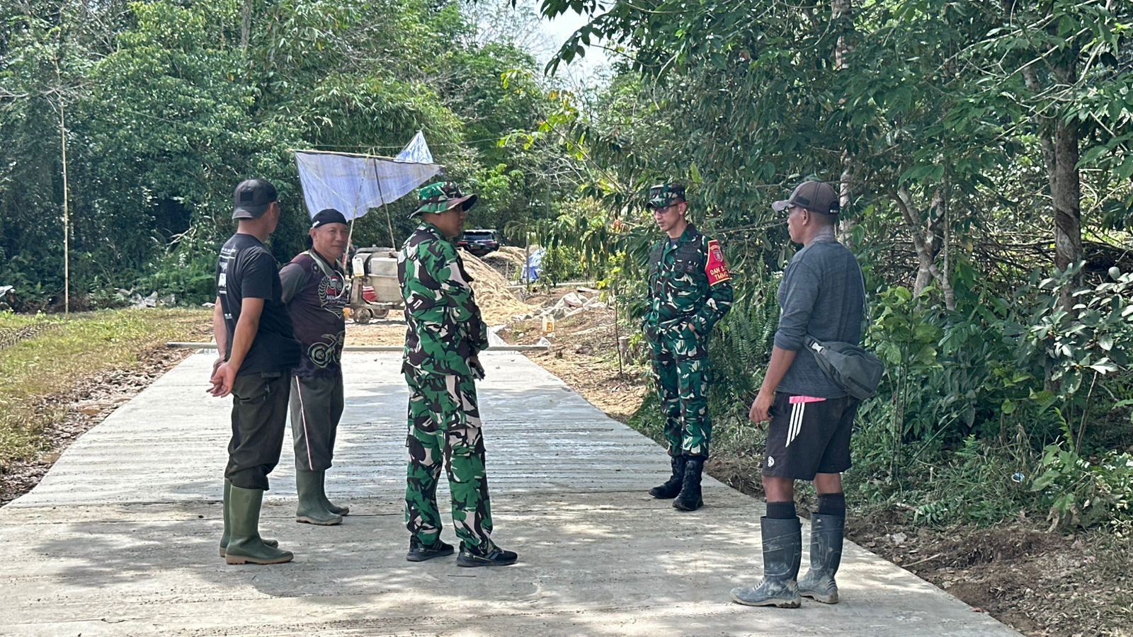 Dansatgas TMMD Wiltas Ke-127 Kodim 0912/Kubar Tinjau Langsung Progres Semenisasi Jalan di Linggang Amer Dansatgas TMMD Wiltas Ke-127 Kodim 0912/Kubar Tinjau Langsung Progres Semenisasi Jalan di Linggang Amer