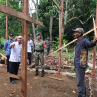 Dansatgas TMMD Wiltas Ke-127 Bersama Kabid Perkim Tinjau Progres RTLH di Linggang Amer