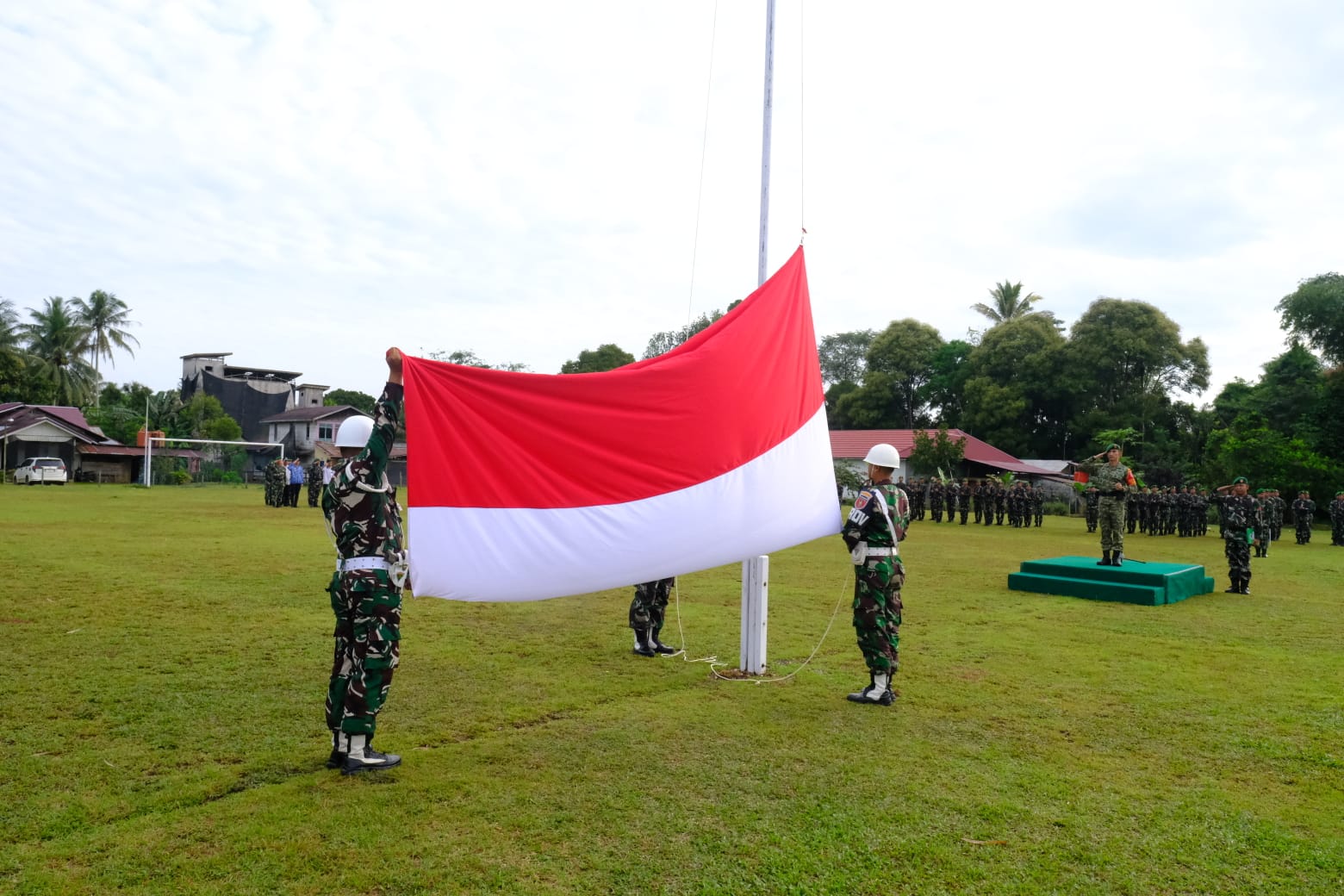 Perkokoh Kemanunggalan TNI dan Rakyat, Dansatgas TMMD Pimpin Upacara 17-an Perkokoh Kemanunggalan TNI dan Rakyat, Dansatgas TMMD Pimpin Upacara 17-an