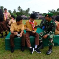 Hangatnya Kebersamaan Anggota Satgas TMMD dan Warga Usai Upacara 17-an