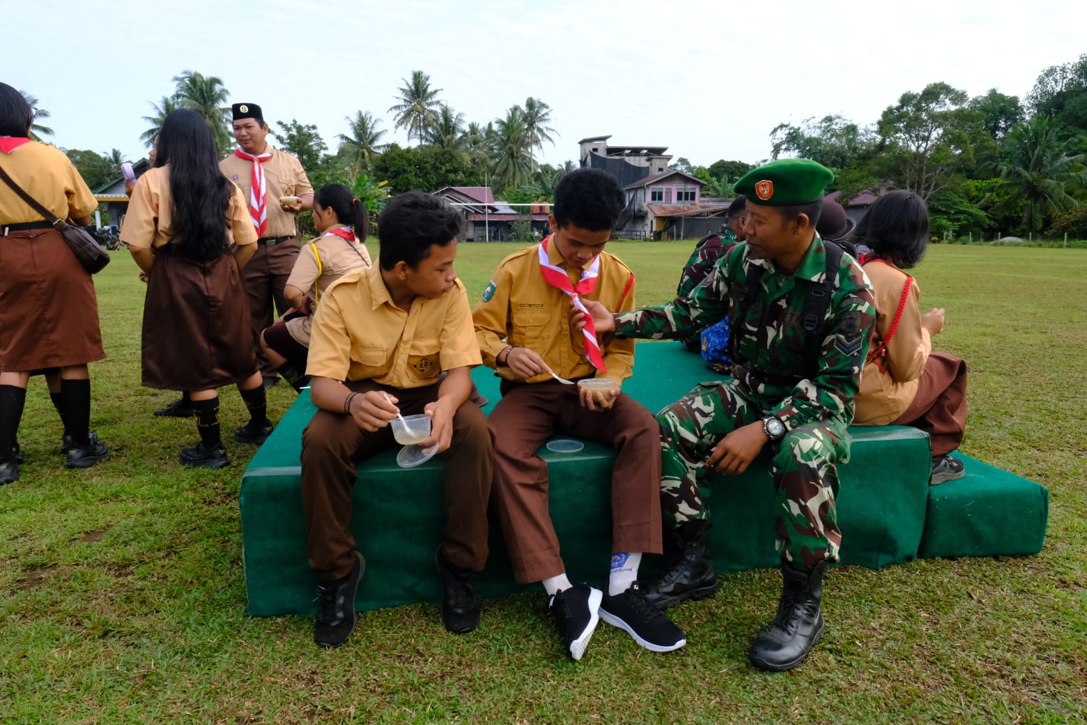 Hangatnya Kebersamaan Anggota Satgas TMMD dan Warga Usai Upacara 17-an