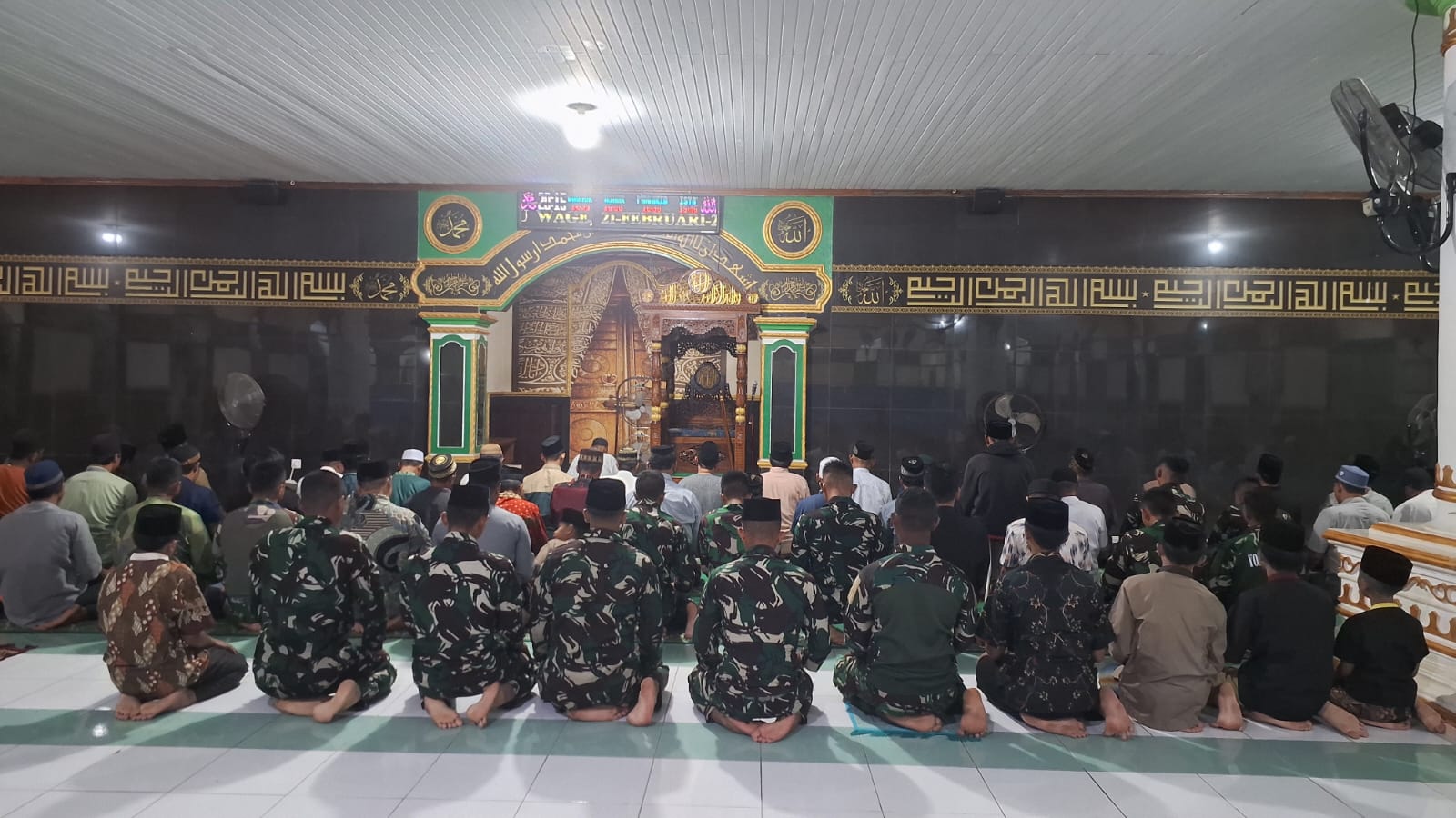 Walaupun Sibuk Bangun Desa, Anggota Satgas TMMD Tetap Prioritaskan Kewajiban Beribadah Walaupun Sibuk Bangun Desa, Anggota Satgas TMMD Tetap Prioritaskan Kewajiban Beribadah