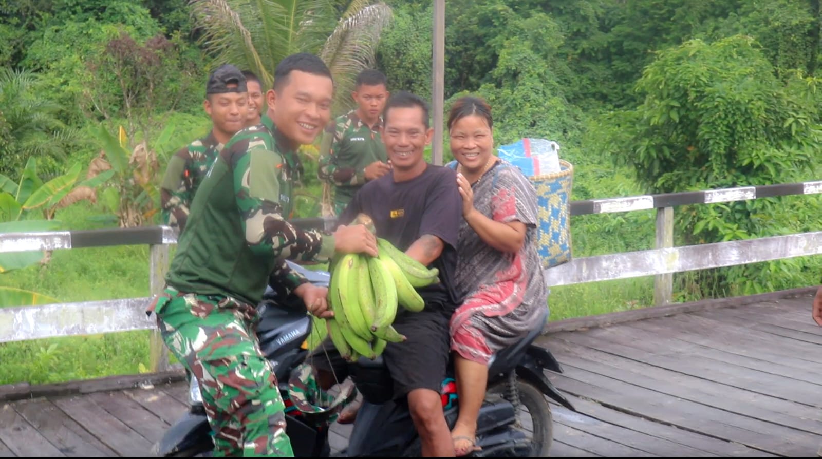 Wujud Syukur Warga, Helius Serahkan Pisang Tanduk kepada Personel TMMD di Tering Lama Wujud Syukur Warga, Helius Serahkan Pisang Tanduk kepada Personel TMMD di Tering Lama