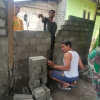 Personel Satgas TMMD Ke-127 Kodim 1514/Morotai Laksanakan Penyusunan Batu Bata RTLH di Desa Mandiri