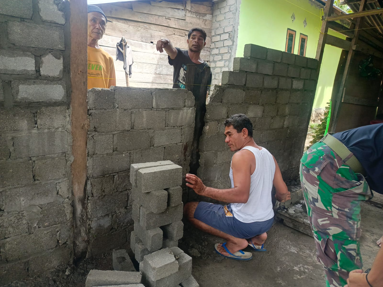 Personel Satgas TMMD Ke-127 Kodim 1514/Morotai Laksanakan Penyusunan Batu Bata RTLH di Desa Mandiri