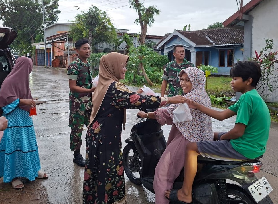 Ramadhan Penuh Keberkahan, Babinsa dan Persit Koramil Kedewan Bojonegoro Bagikan Takjil Gratis Ramadhan Penuh Keberkahan, Babinsa dan Persit Koramil Kedewan Bojonegoro Bagikan Takjil Gratis