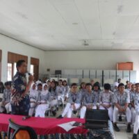 Satgas TMMD Kodim 0912/Kubar Bersama Dinkes Kubar Gelar Sosialisasi Bahaya Narkoba di SMAN 01 Linggang Bigung