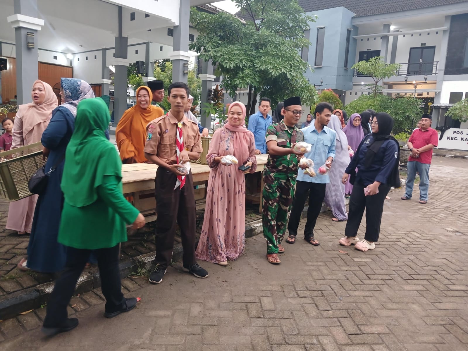 Babinsa Koramil Kasiman Bojonegoro bagikan Ratusan Paket Takjil Ramadhan