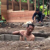 Meski Berpuasa, Satgas TMMD Ke-127 Kodim 0912/Kubar Tetap Semangat Bangun Septic Tank RTLH