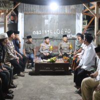 Kapolres Probolinggo Kota Pembinaan Satkamling di Jrebeng Lor, Serahkan Bantuan Senter untuk Ronda Malam