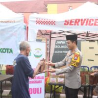 Polres Probolinggo Kota Bagikan 400 Takjil di Depan Mako dan Alun-Alun