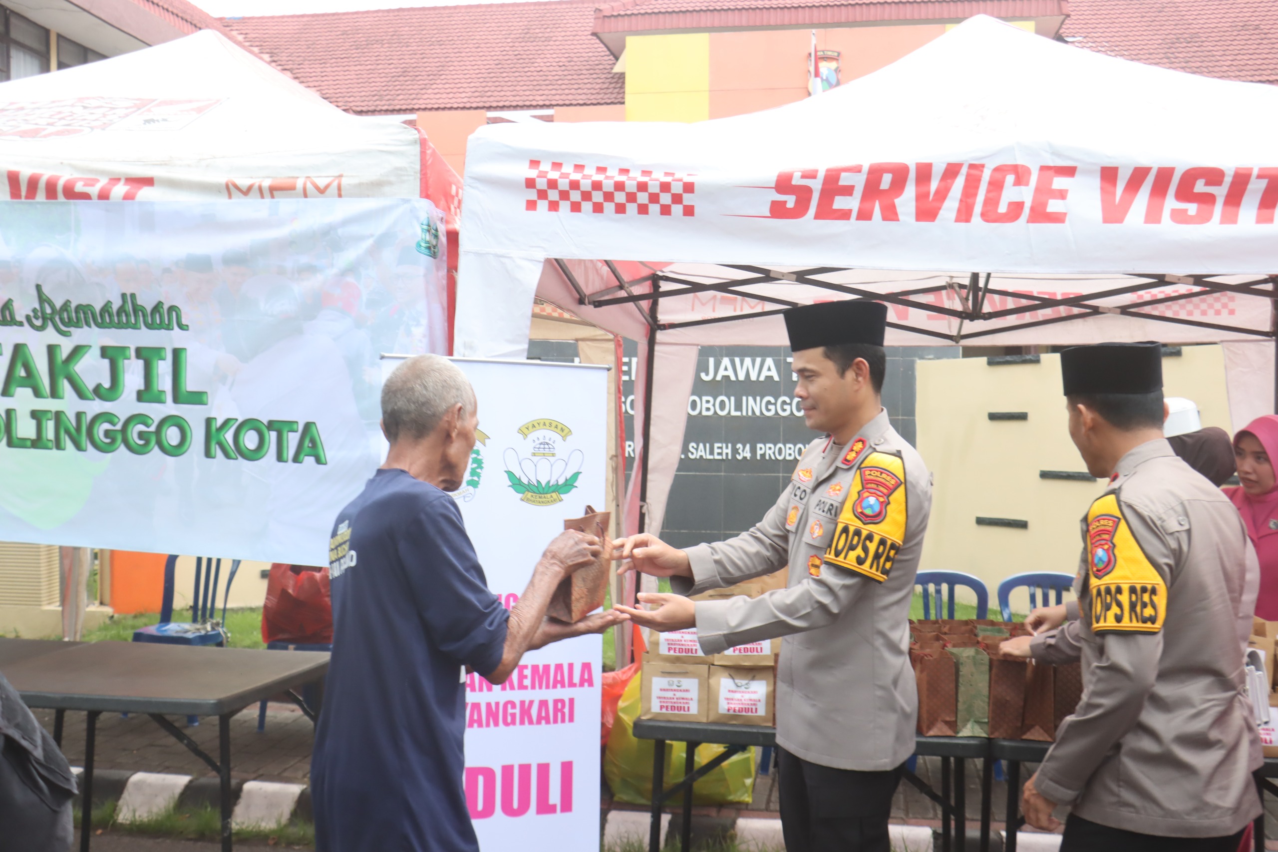 Polres Probolinggo Kota Bagikan 400 Takjil di Depan Mako dan Alun-Alun Polres Probolinggo Kota Bagikan 400 Takjil di Depan Mako dan Alun-Alun