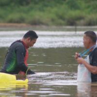 Meriah dan Penuh Kebersamaan, Satgas TMMD Wiltas Ke-127 Kodim 0912/Kubar Gelar Lomba Tangkap Ikan
