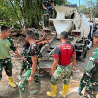 Pulihkan Akses Warga, TNI AD Bangun Jembatan Gantung Perintis Garuda di Padang