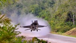 TNI Berhasil Laksanakan Uji Coba Pendaratan F-16 dan Super Tucano di Ruas Tol JTTS Lampung