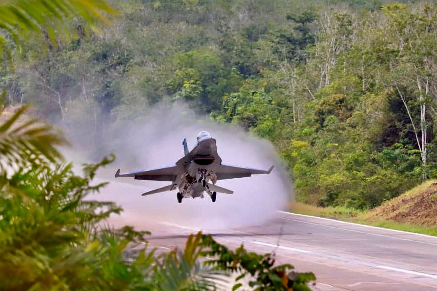 TNI Berhasil Laksanakan Uji Coba Pendaratan F-16 dan Super Tucano di Ruas Tol JTTS Lampung