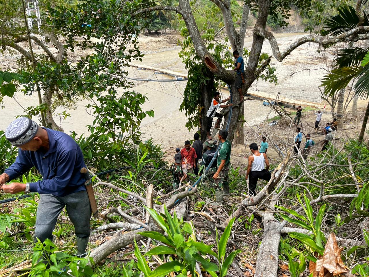 Satgas TNI AD Pimpin Gotong Royong, 550 Meter Pipa Air Bersih Terpasang di Desa Jamat