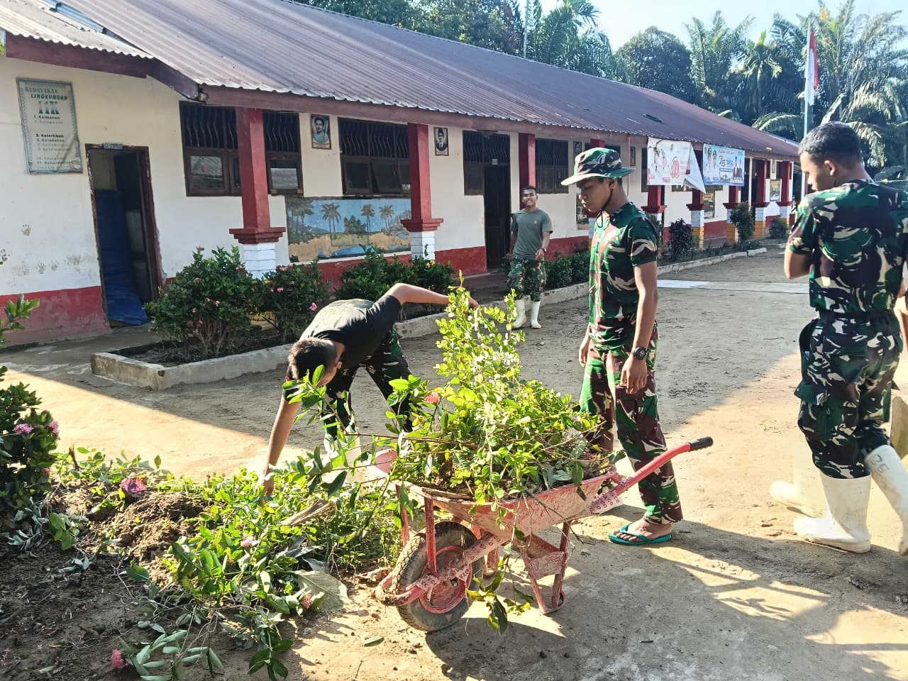 Satgas Kodam I/BB Pulihkan Sekolah Terdampak Banjir di Tapsel, Siswa Kembali Belajar Normal Satgas Kodam I/BB Pulihkan Sekolah Terdampak Banjir di Tapsel, Siswa Kembali Belajar Normal