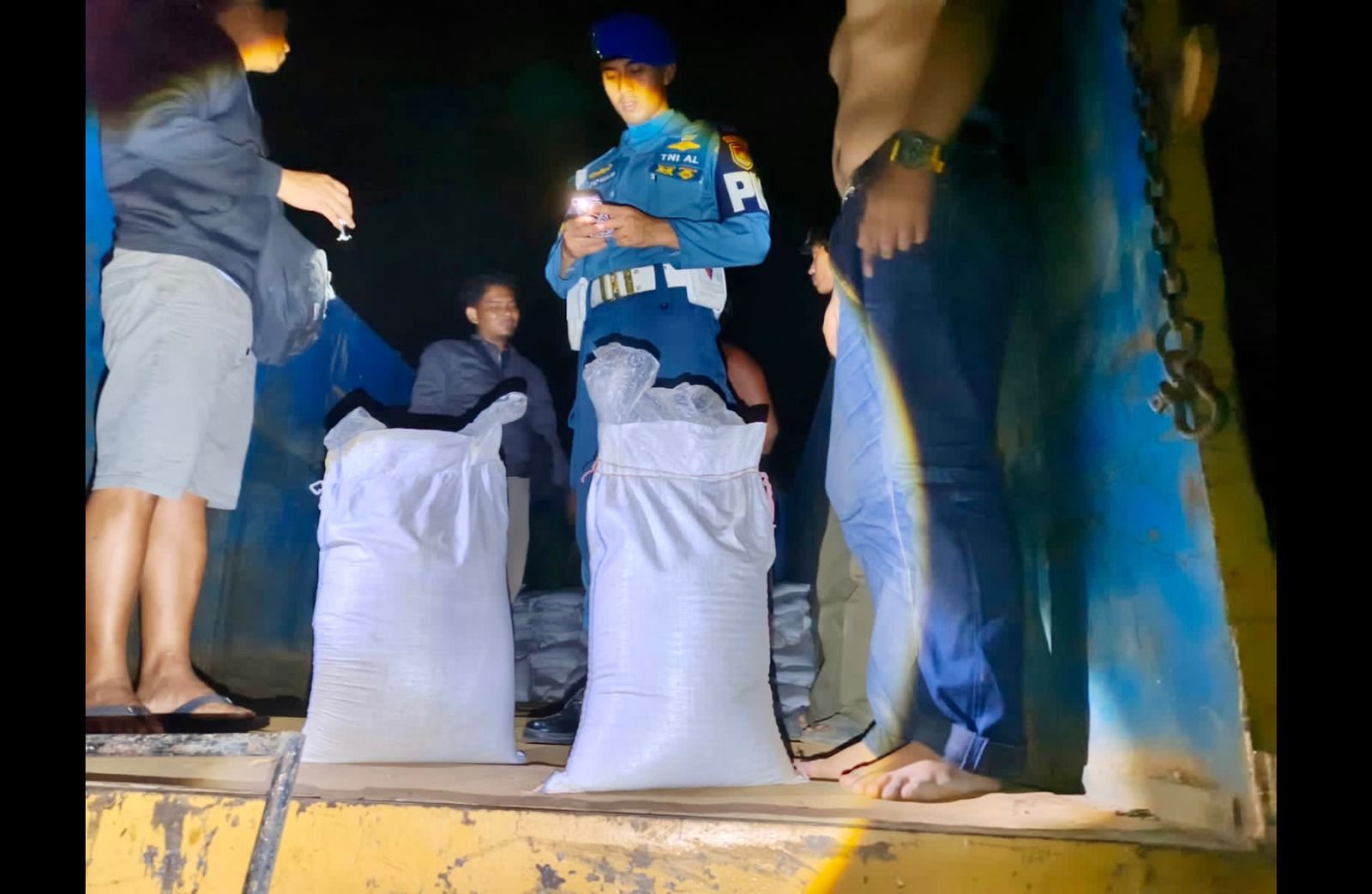 Satlap Tri Cakti, Pusintel TNI AL, dan Lanal Babel Berhasil Gagalkan Penyelundupan Bijih Timah di Pangkal Balam Satlap Tri Cakti, Pusintel TNI AL, dan Lanal Babel Berhasil Gagalkan Penyelundupan Bijih Timah di Pangkal Balam
