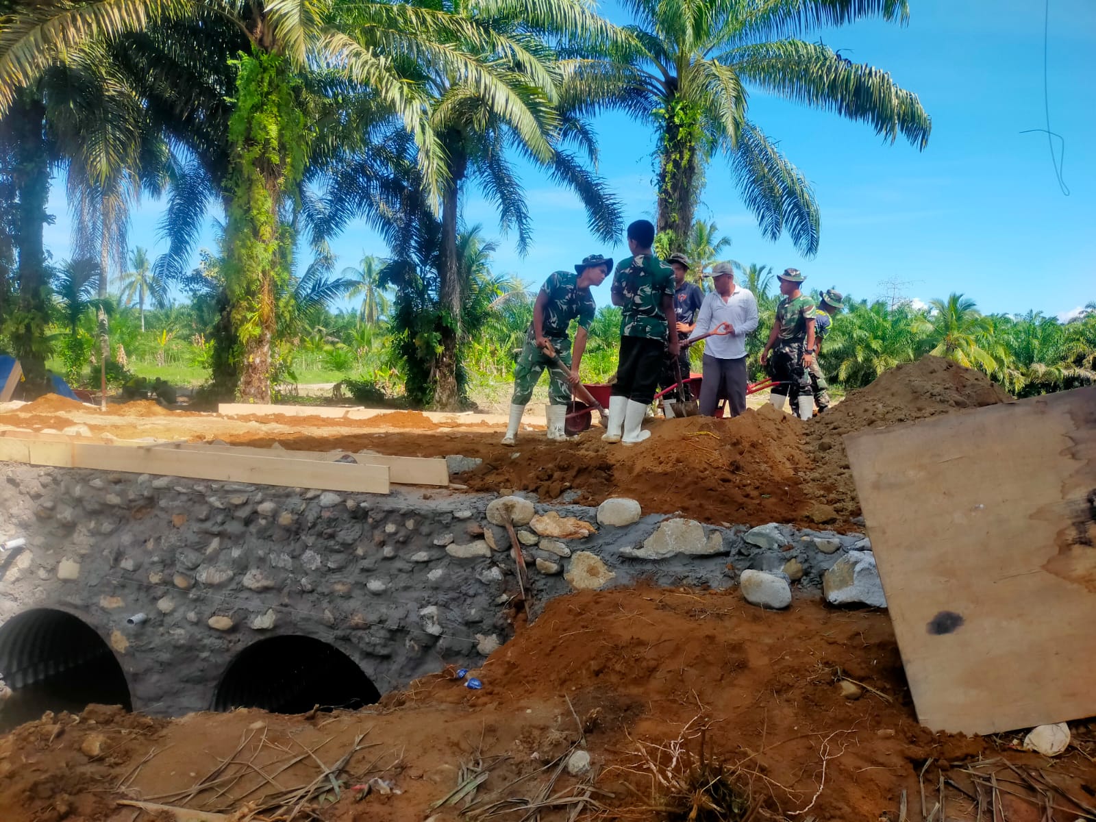 Satgas Gulbencal Kodam I/Bukit Barisan Tuntaskan Perbaikan Jembatan di Tapanuli Selatan, Akses Warga Pulih 100 Persen Satgas Gulbencal Kodam I/Bukit Barisan Tuntaskan Perbaikan Jembatan di Tapanuli Selatan, Akses Warga Pulih 100 Persen