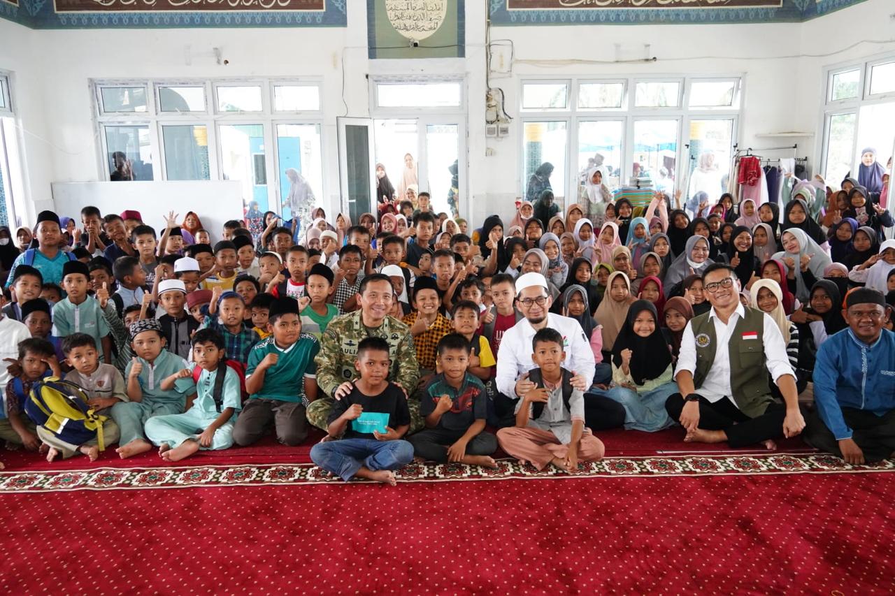 Wujud Solidaritas Kebangsaan, TNI Bersama UAH Care Bangun Harapan Pasca Bencana Aceh Wujud Solidaritas Kebangsaan, TNI Bersama UAH Care Bangun Harapan Pasca Bencana Aceh