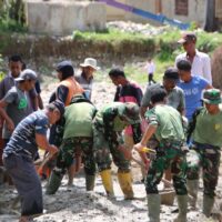 Gotong Royong TNI dan Warga Pacu Pembangunan Jembatan Perintis Garuda di Pesisir Selatan