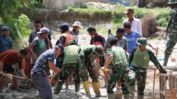 Gotong Royong TNI dan Warga Pacu Pembangunan Jembatan Perintis Garuda di Pesisir Selatan